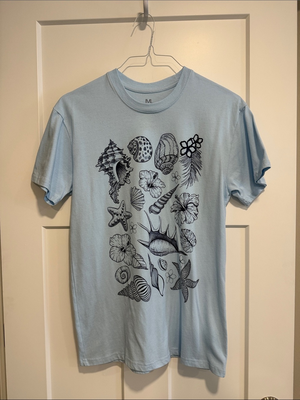 Light Blue Short-Sleeve Tee with Seashell & Floral Print Size Medium